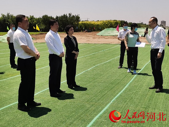 觀摩團(tuán)現(xiàn)場(chǎng)了解項(xiàng)目建設(shè)情況。人民網(wǎng) 張繼航攝