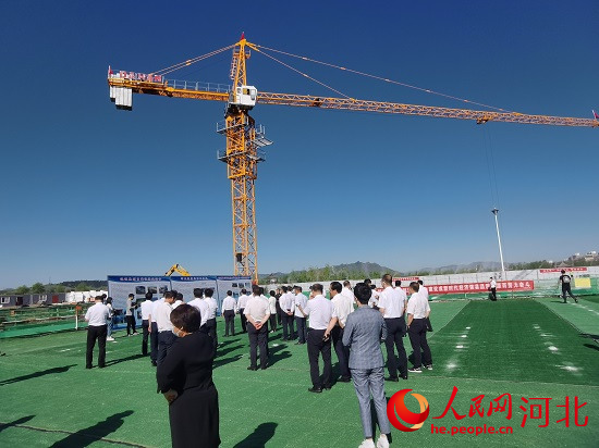 觀摩團(tuán)走進(jìn)塔吊林立的項(xiàng)目現(xiàn)場(chǎng)。人民網(wǎng)張繼航攝