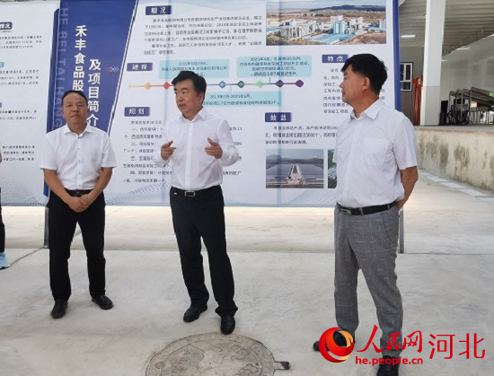 黨曉龍?jiān)诤特S項(xiàng)目現(xiàn)場(chǎng)鼓勵(lì)大家以商招商。 人民網(wǎng) 張繼航攝