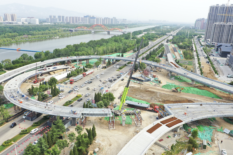 市區(qū)五一路快速通道工程西段順利合龍。