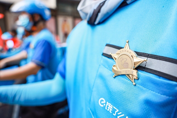 外賣(mài)員佩戴城市檢“茬”官徽章。盛義攝