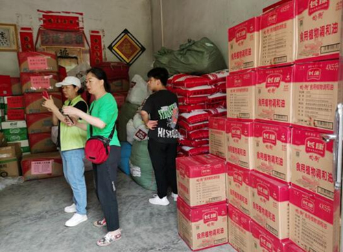 湖南省永州市江華瑤族自治縣越野e族江華中隊17輛越野車，滿載著永州市星望混凝土有限公司捐贈的7萬元物資送達(dá)江華瑤族自治縣蔚竹口鄉(xiāng)磨刀村。受訪單位供圖