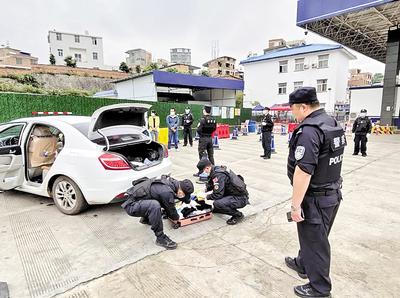 圖為民警對重點車輛是否攜帶毒品進行檢查。省禁毒委供圖