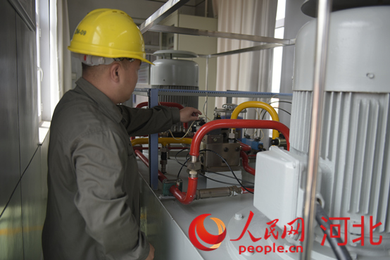 黃壁莊水庫(kù)事務(wù)中心工作人員在檢查溢洪道表口工作閘門(mén)啟臂機(jī)。人民網(wǎng)祝龍超攝