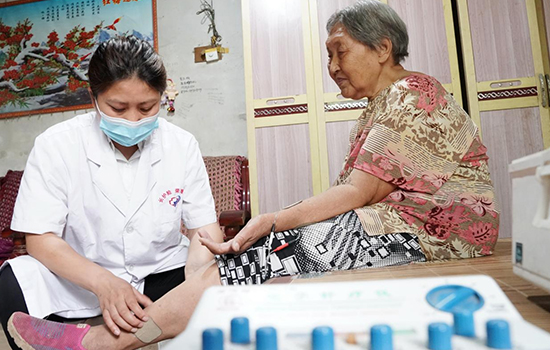 護(hù)理團(tuán)隊(duì)醫(yī)生為老人進(jìn)行低頻功能康復(fù)。陳佳兵攝