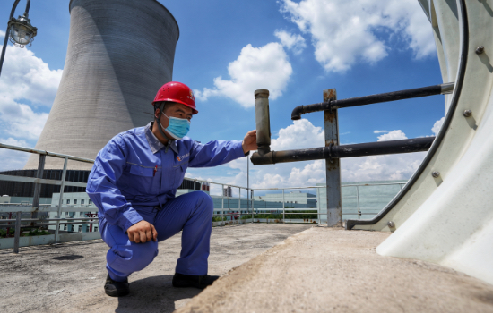 河北涿州京源熱電有限責(zé)任公司技術(shù)人員正在對(duì)設(shè)備進(jìn)行檢驗(yàn)排查。劉楊攝