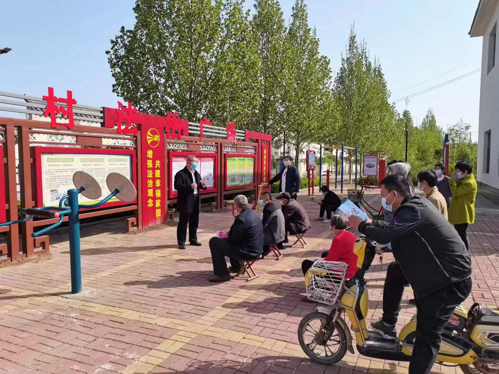 邢臺市臨西縣司法局工作人員走近群眾進行普法宣傳。 孟凡儒攝