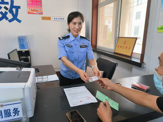 張靜正在為群眾辦理業(yè)務(wù)。 趙凱攝