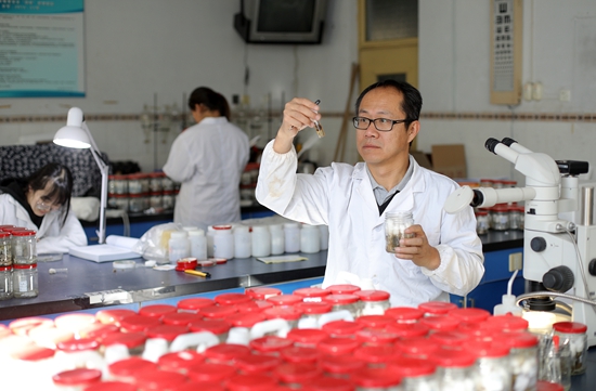 武大勇在實驗室開展檢驗工作。 受訪者供圖