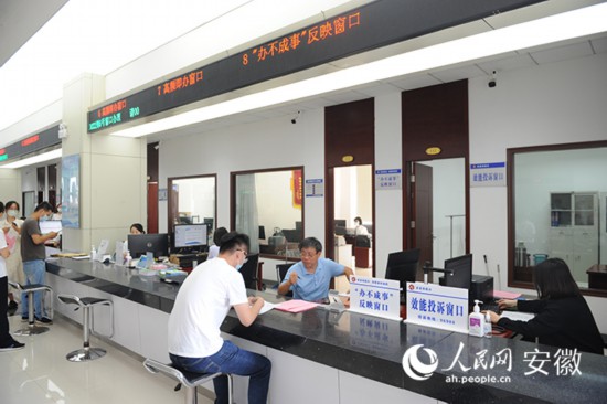 市民向“辦不成事”反映窗口工作人員咨詢。人民網(wǎng) 胡雨松攝