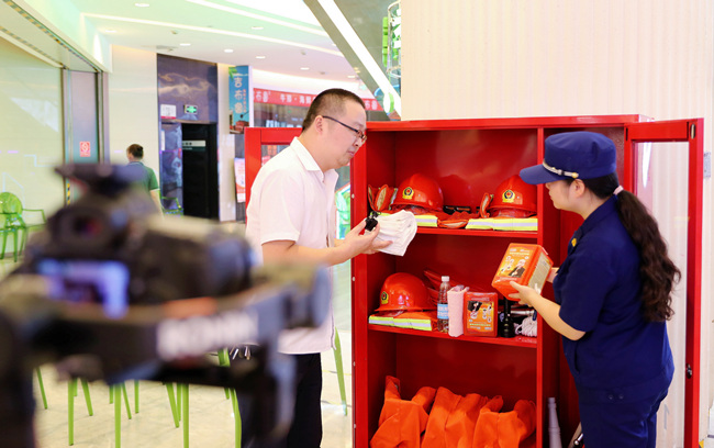 通過直播講解消防器材的使用方法。單位供圖