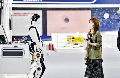 近日，第六屆世界智能大會在天津開幕，圖為參會嘉賓參觀天津制造業(yè)立市展。 新華社記者 趙子碩攝