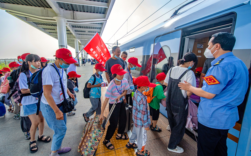 乘高鐵出發(fā)。