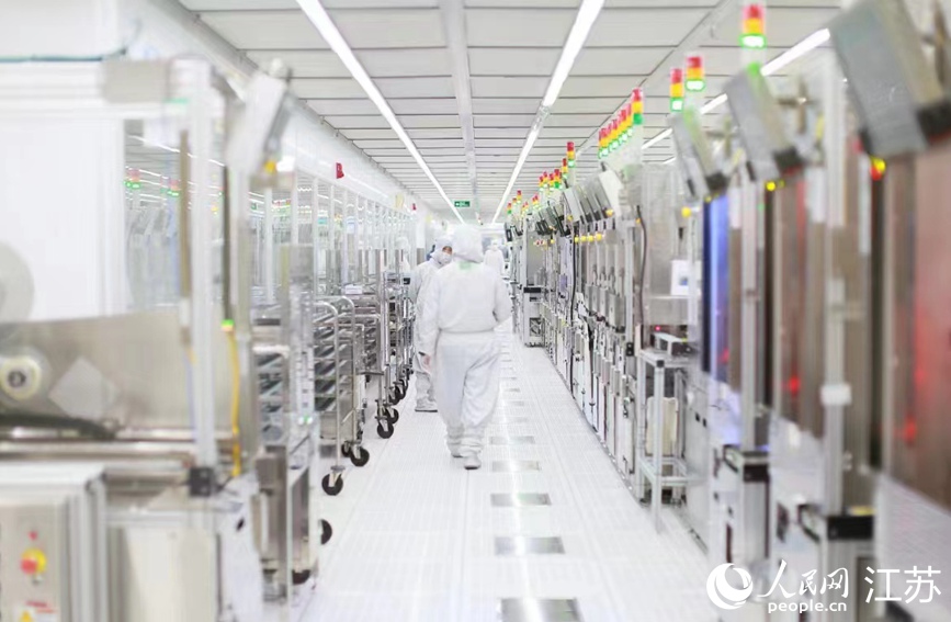 在希捷國際科技（無錫）有限公司生產(chǎn)車間，技術(shù)人員正在巡查作業(yè)。新吳區(qū)委宣傳部供圖