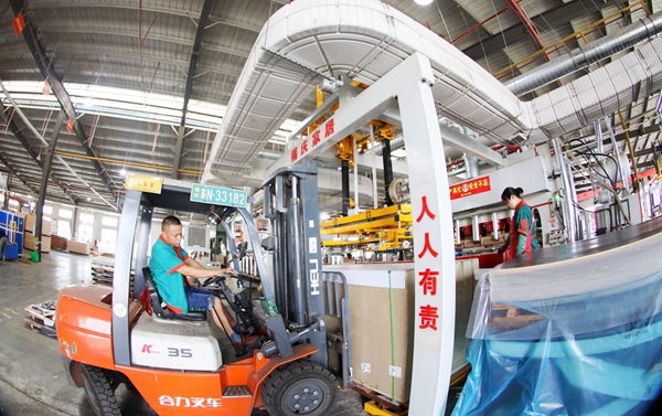 沭陽縣一公司車間內一派緊張有序的繁忙景象。沭陽縣委宣傳部供圖