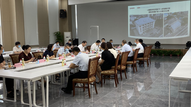 河?xùn)|區(qū)委書記范少軍一行深入老電建公司辦公園區(qū)就盤活園區(qū)工作進(jìn)行部署研究。河?xùn)|區(qū)供圖