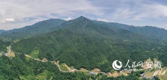 大別山旅游扶貧快速通道。人民網(wǎng) 陳若天攝