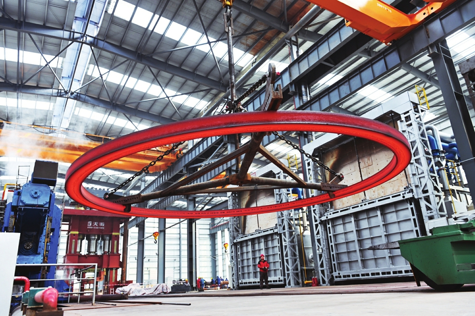 定襄縣作為太忻一體化經(jīng)濟(jì)區(qū)建設(shè)的12個(gè)先行啟動(dòng)區(qū)之一，借助發(fā)展機(jī)遇，全力延長(zhǎng)產(chǎn)業(yè)鏈條、補(bǔ)齊產(chǎn)業(yè)短板、培育優(yōu)質(zhì)市場(chǎng)主體、拓寬應(yīng)用領(lǐng)域，進(jìn)軍高精尖應(yīng)用行業(yè)。 記者孫榮祥攝