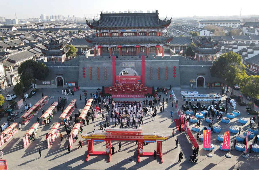 城門掛春聯，金湖沖刺“開門紅”。陳義寶攝