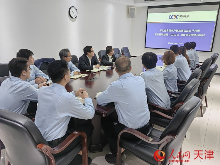 近日，中能建路橋工程有限公司領(lǐng)導(dǎo)班子成員與員工開會討論，如何根據(jù)今年的項(xiàng)目招聘合適的優(yōu)秀人才。  人民網(wǎng) 孫翼飛攝