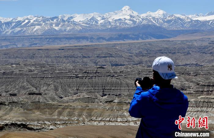4月5日，游客在觀景臺(tái)拍攝札達(dá)土林。　李林 攝