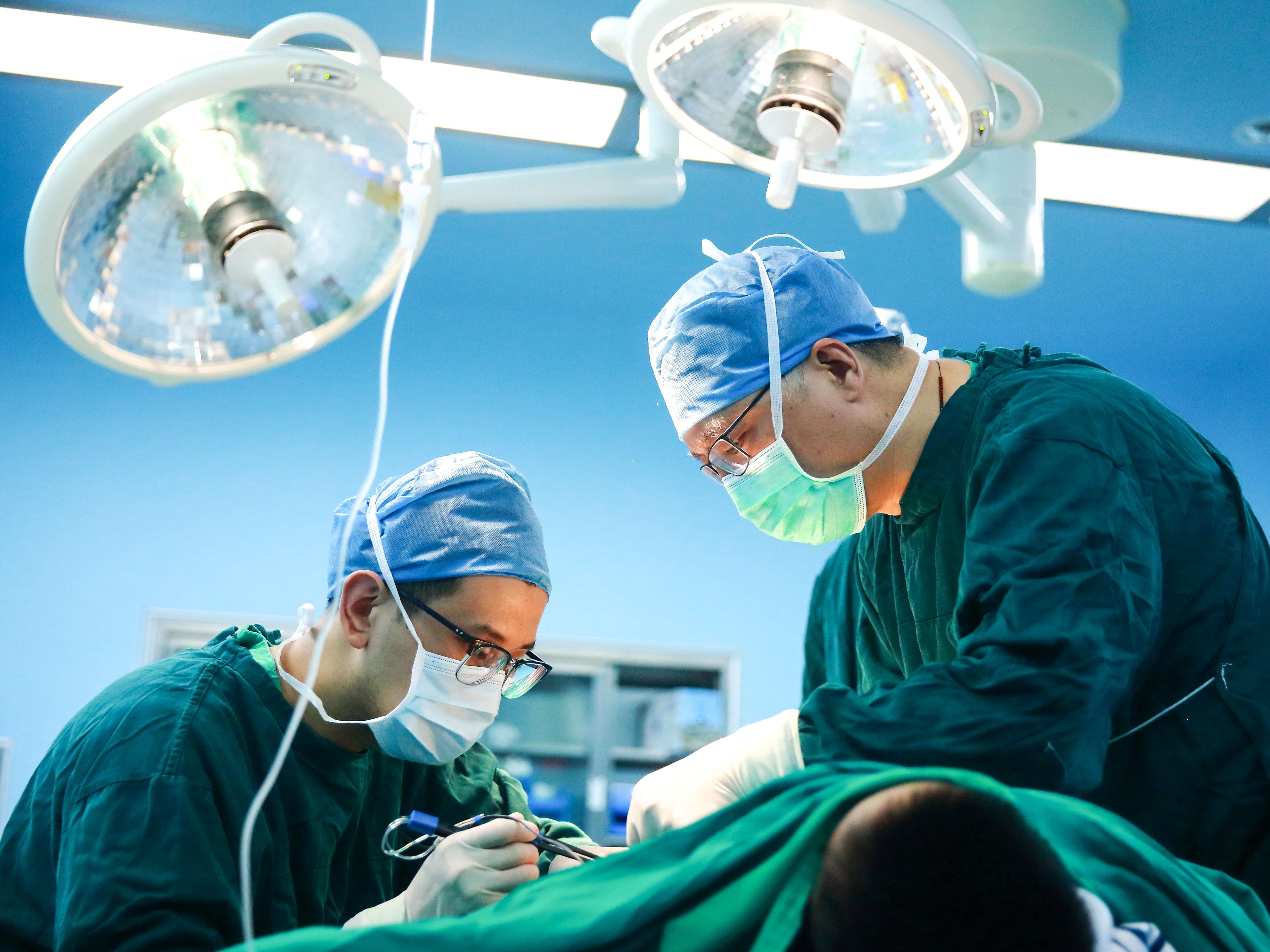 江南大學(xué)附屬醫(yī)院燒創(chuàng)傷診療中心主任呂國忠工作現(xiàn)場。受訪者供圖