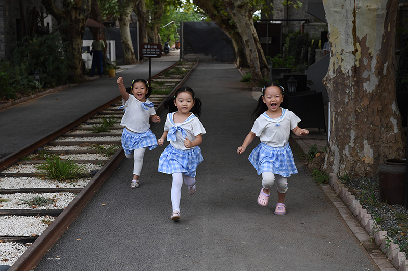 由礦場(chǎng)家屬區(qū)改造而來的“鮮花小院”民宿，深受孩子們的喜愛。吳芳攝