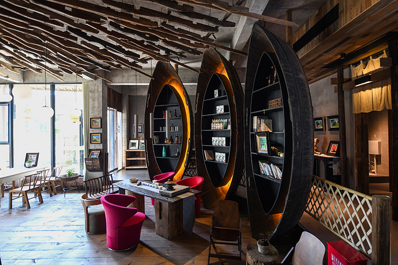 漁船、船槳……花田·僑鄉(xiāng)里的裝飾材料，多是從當(dāng)?shù)靥詠淼呐f物。 吳芳攝