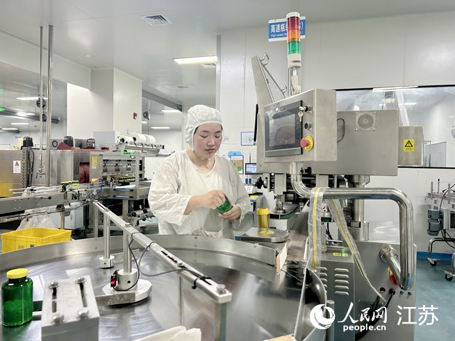 工作人員在操作檢測儀器。人民網(wǎng) 王丹丹攝