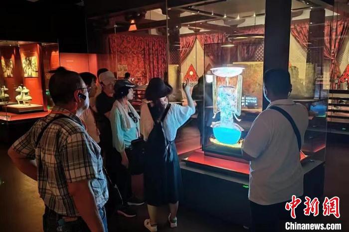 圖為臺(tái)灣新北市永和區(qū)里長(zhǎng)聯(lián)誼會(huì)江西參訪團(tuán)一行在南昌漢代?；韬顕?guó)遺址博物館內(nèi)參觀展出的珍貴文物?！●樞↓?攝