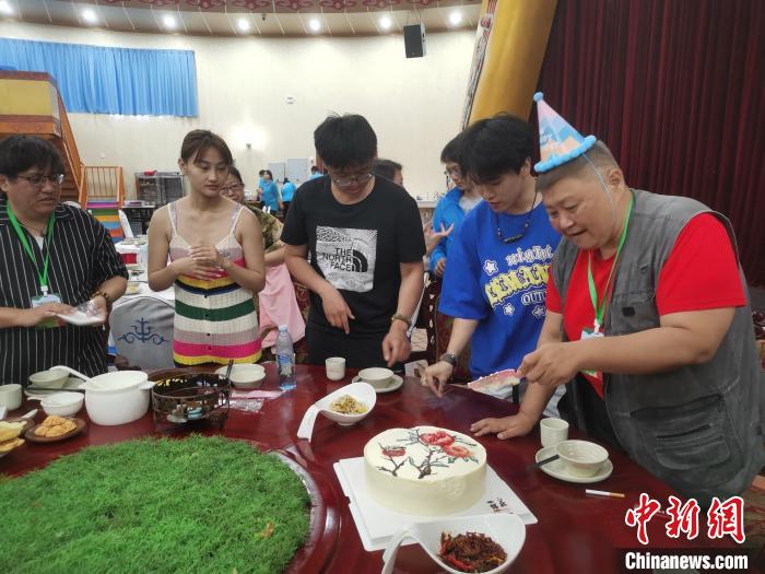 圖為內(nèi)蒙古臺(tái)辦為臺(tái)胞過(guò)生日?！±類?ài)平 攝