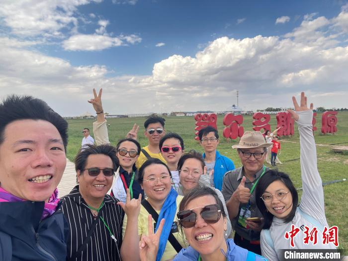 圖為臺(tái)胞在鄂爾多斯草原合影?！∪~冠賢 攝