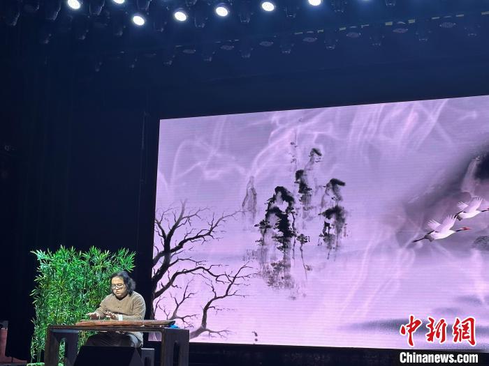 閩派古琴名家陳志強(qiáng)演奏一曲《流水》?！堺惥?攝