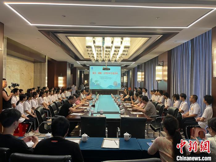 閩臺古琴技藝培訓(xùn)交流活動(dòng)同步舉行?！∪~國寶 攝