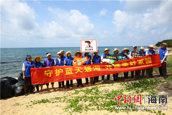 環(huán)保志愿者呼吁停止隨地扔垃圾、破壞環(huán)境等不文明行為。