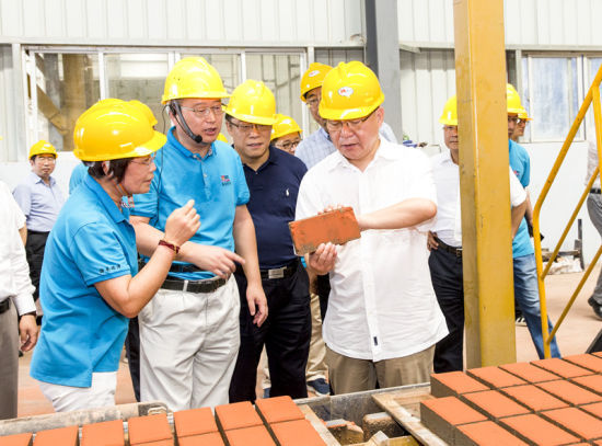 2019年6月21日下午，省長沈曉明在三亞建筑廢棄物綜合利用廠，查看用建筑廢棄物綜合處理后制成的再生水泥磚。海南日報(bào)記者 宋國強(qiáng) 攝