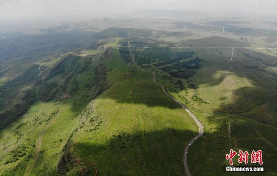 6月28日，夏日鏡頭下的河北張家口張北“草原天路”蜿蜒曲折。 中新社記者 楊艷敏 攝