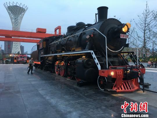 公園內(nèi)保留布置了蒸汽時(shí)代火車頭?！「呒t超 攝