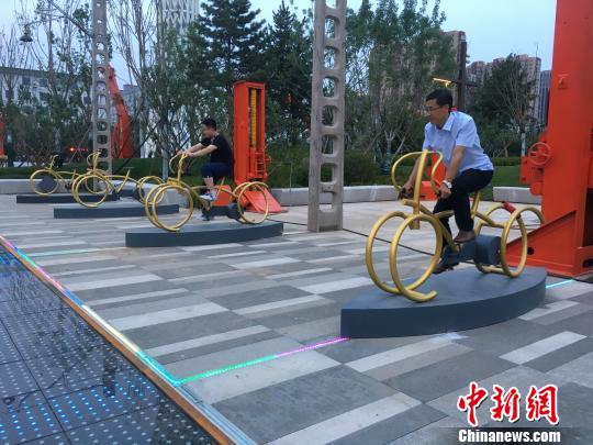市民使用公園內(nèi)的健身設(shè)施。　高紅超 攝
