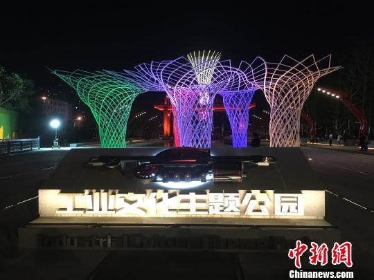 夜晚，奧運(yùn)“五色樹(shù)”的燈光?！「呒t超 攝