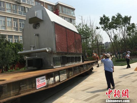 公園內(nèi)陳列著臥式蒸汽鍋爐等工業(yè)產(chǎn)品?！「呒t超 攝