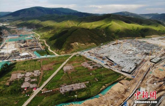 6月28日，航拍鏡頭下的河北張家口冬奧會(huì)太子城冰雪小鎮(zhèn)項(xiàng)目。太子城冰雪小鎮(zhèn)項(xiàng)目位于2022年冬奧會(huì)張家口賽區(qū)核心區(qū)，連接張家口賽區(qū)云頂和古楊樹兩個(gè)競(jìng)賽場(chǎng)館群，建成后將承擔(dān)賽時(shí)核心區(qū)配套保障功能，提供冬奧頒獎(jiǎng)、貴賓接待、交通換乘、休閑娛樂等服務(wù)，賽后將成為一座國(guó)際化四季度假小鎮(zhèn)。 中新社記者 楊艷敏 攝