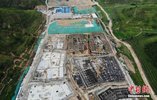 6月28日，航拍鏡頭下的河北張家口冬奧會(huì)太子城冰雪小鎮(zhèn)項(xiàng)目。太子城冰雪小鎮(zhèn)項(xiàng)目位于2022年冬奧會(huì)張家口賽區(qū)核心區(qū)，連接張家口賽區(qū)云頂和古楊樹兩個(gè)競(jìng)賽場(chǎng)館群，建成后將承擔(dān)賽時(shí)核心區(qū)配套保障功能，提供冬奧頒獎(jiǎng)、貴賓接待、交通換乘、休閑娛樂等服務(wù)，賽后將成為一座國(guó)際化四季度假小鎮(zhèn)。 中新社記者 楊艷敏 攝