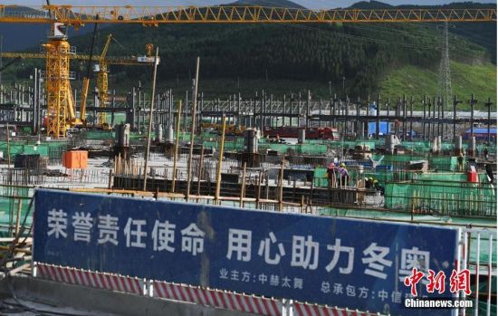 6月28日，河北張家口冬奧會(huì)太子城冰雪小鎮(zhèn)項(xiàng)目現(xiàn)場(chǎng)。太子城冰雪小鎮(zhèn)項(xiàng)目位于2022年冬奧會(huì)張家口賽區(qū)核心區(qū)，連接張家口賽區(qū)云頂和古楊樹兩個(gè)競(jìng)賽場(chǎng)館群，建成后將承擔(dān)賽時(shí)核心區(qū)配套保障功能，提供冬奧頒獎(jiǎng)、貴賓接待、交通換乘、休閑娛樂等服務(wù)，賽后將成為一座國(guó)際化四季度假小鎮(zhèn)。 中新社記者 楊艷敏 攝