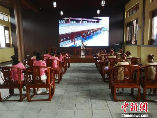 學(xué)生們在大原書院誦讀國學(xué)經(jīng)典?！⊥貔i 攝