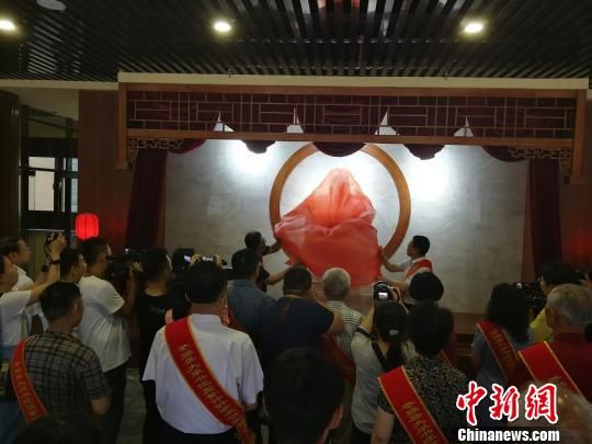 為董子石像揭幕?！⊥貔i 攝