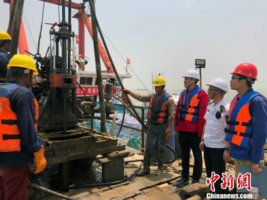 圖為勘察設(shè)計人員與常熟海事局執(zhí)法船在現(xiàn)場配合鉆探施工?！∥赫?攝