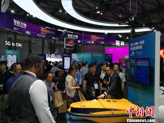 圖為現(xiàn)場(chǎng)人員講解5G“天地一體化”生態(tài)檢測(cè)系統(tǒng)。　任柏松 攝