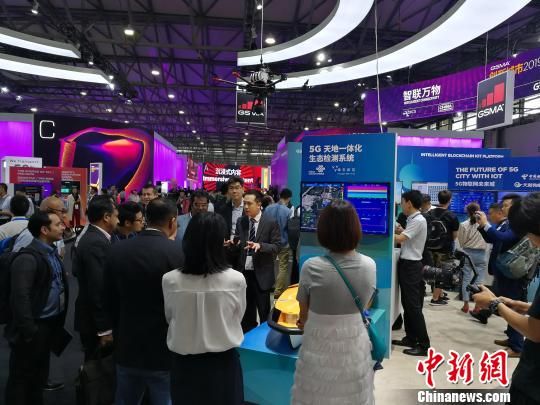 雄安新區(qū)展臺(tái)吸引不少眾多觀眾駐足關(guān)注。　任柏松 攝