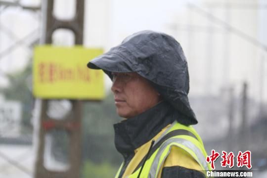 蘭州西工務(wù)段蘭州線路車間防護員雨中巡查?！⊥豕廨x 攝
